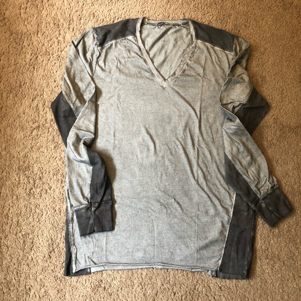 Unique Rogue State V Neck T metallic grey